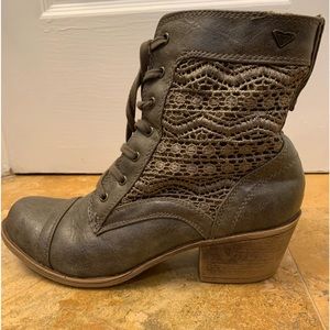 Roxy 90’s Vintage - Crochet Lace Khaki Green Gray Boots Distressed Look Size 7.5